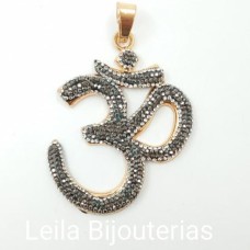 Pingente Dourado do Simbolo do OM com Stras Hematite e Transparente 65x50mm 1 unidade