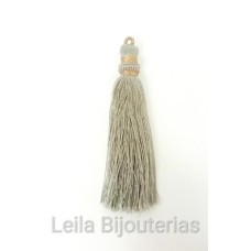 Tassel Cinza Esverdeado 9 cm com acabamento Metalizado e detalhe em Macramê 1 unidade 